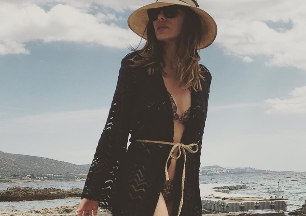 Δέσποινα Βανδή: Στα 50 της χορεύει στην παραλία φορώντας μπικίνι και εντυπωσιάζει! [video]