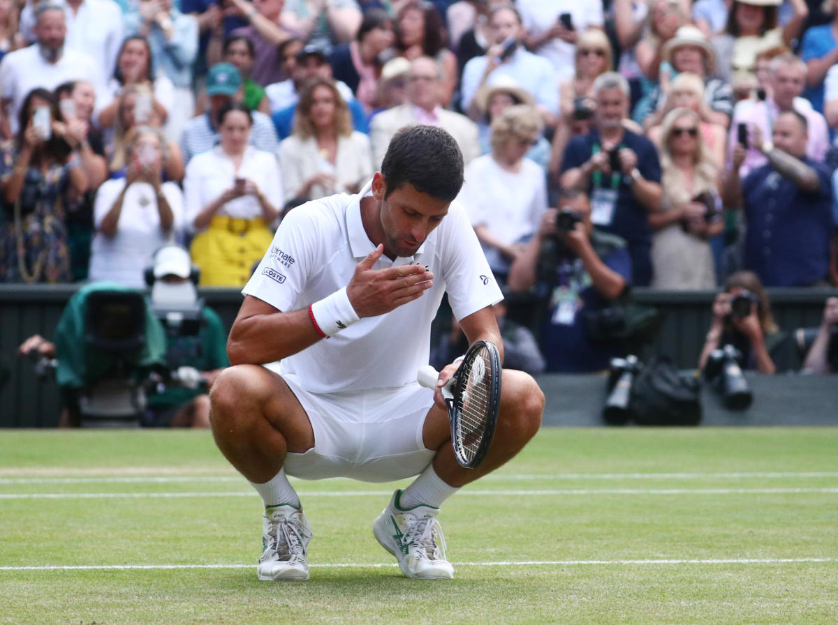 Επικός Τζόκοβιτς! Έφαγε το χόρτο του Wimbledon – video