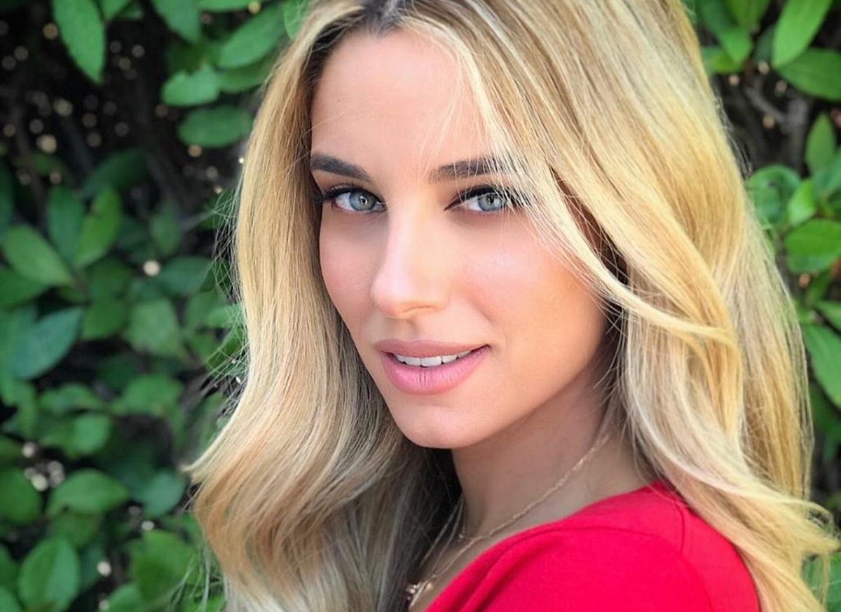 Η Δούκισσα Νομικού ποζάρει μόνο με το μπουρνούζι της στον 7ο μήνα της εγκυμοσύνης της!