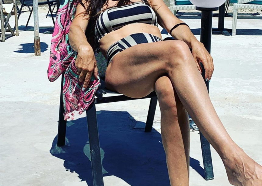 Ακομπλεξάριστη η Ελληνίδα ηθοποιός – Ποζάρει στα 46 της με μπικίνι και χωρίς ρετούς!