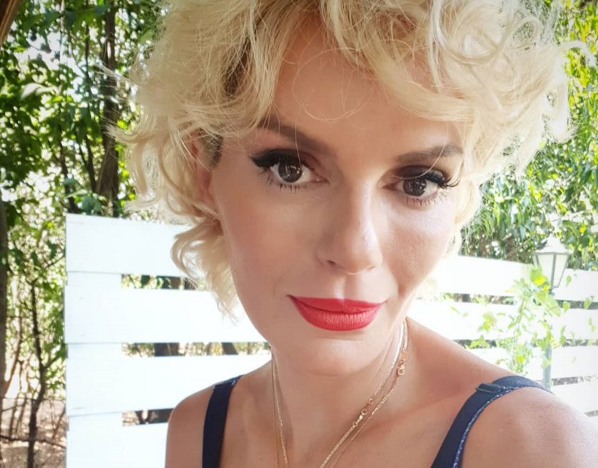 Η Ελένα Χριστοπούλου σιδερώνει με άψογο στιλ!