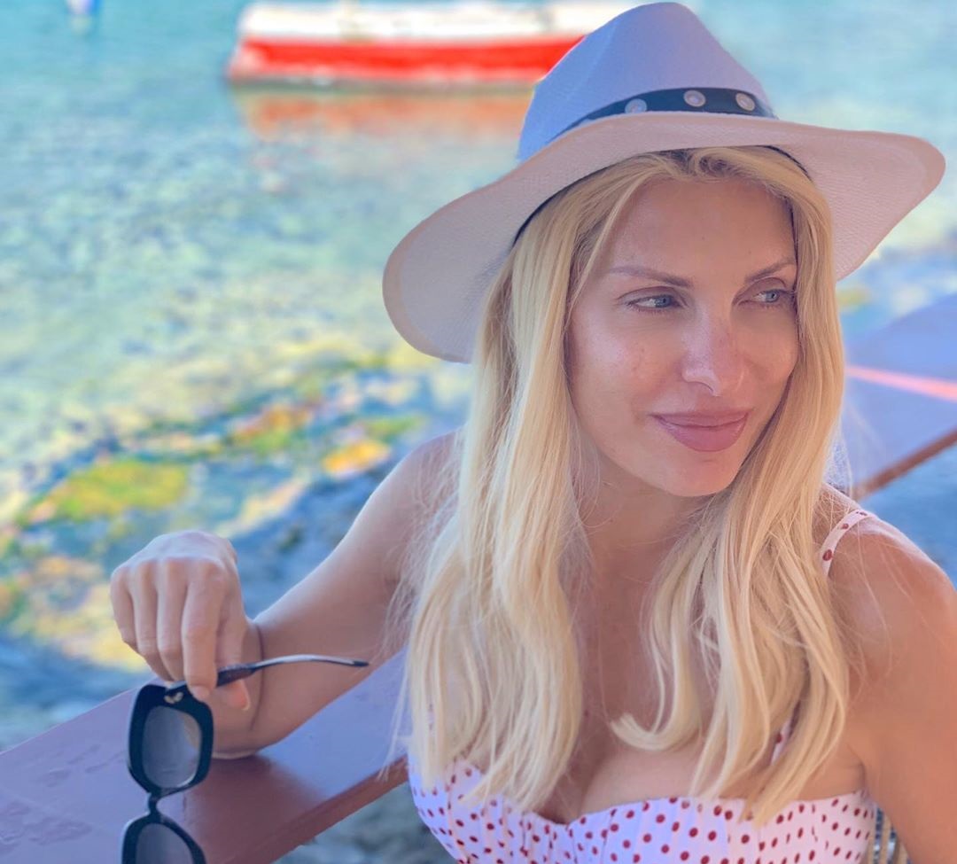 Η Ελένη Μενεγάκη ποζάρει άβαφτη και με τον νέο φίλο της στην Σχοινούσα!