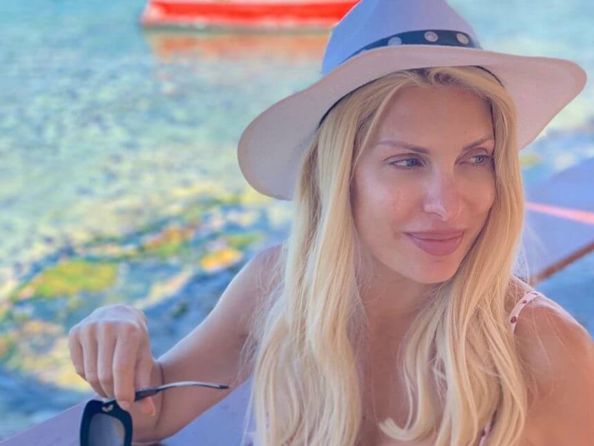 Η Ελένη Μενεγάκη ποζάρει στην αγκαλιά του άντρα της στο πιο ιδιαίτερο μέρος!