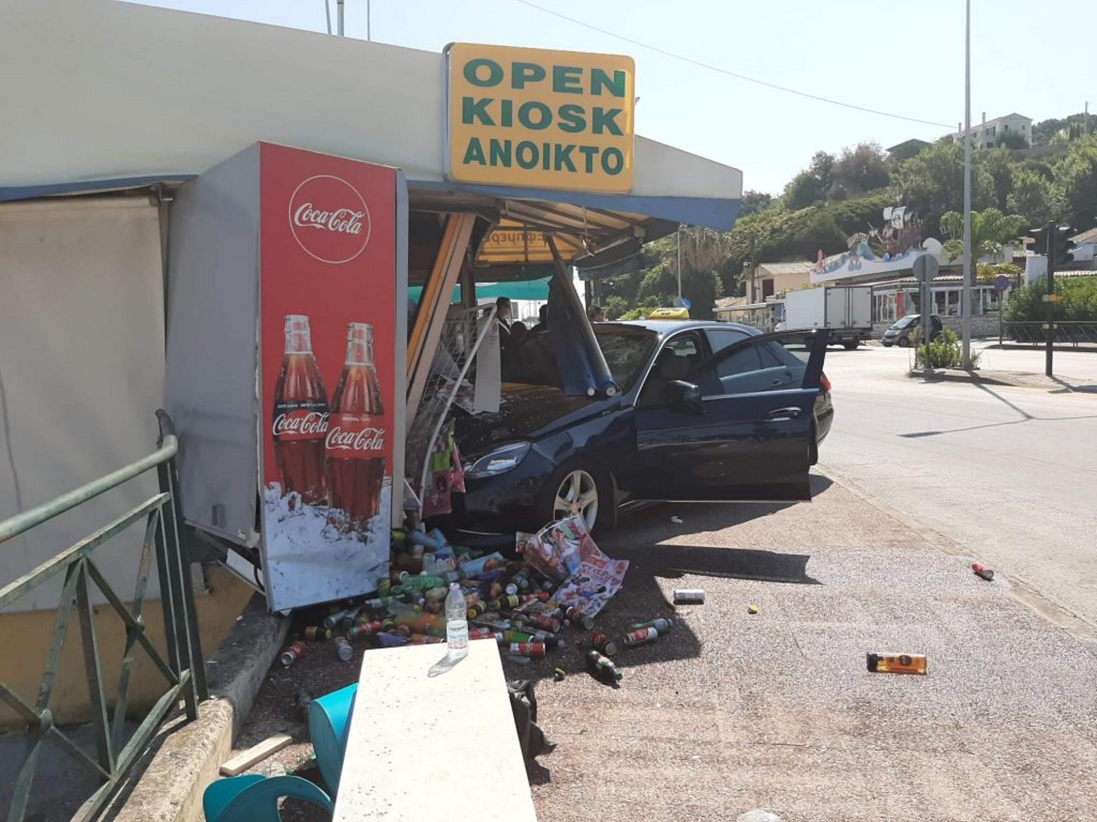 Ταξί έπεσε σε περίπτερο στην Κέρκυρα! – Μία τραυματίας