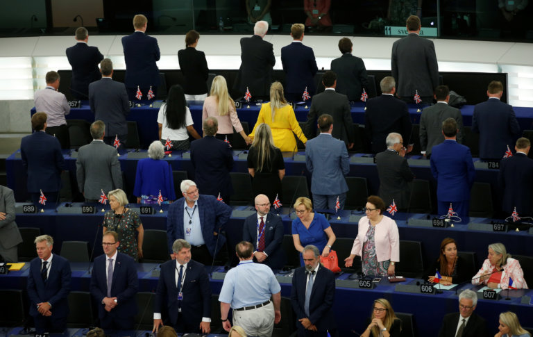 Ευρωβουλευτές γύρισαν την πλάτη στον Ευρωπαϊκό ύμνο! Σφοδρές αντιδράσεις