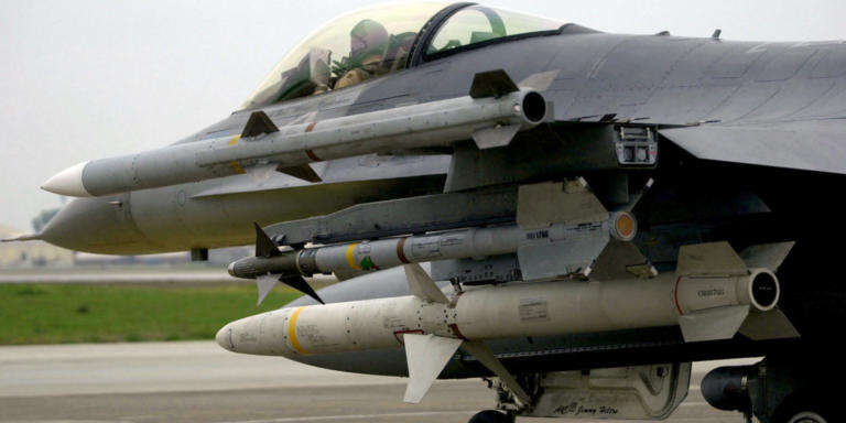 F-16: Αναβαθμίζεται ο αεροπορικός στόλος της Βουλγαρίας με οχτώ νέα αμερικανικά »γεράκια»