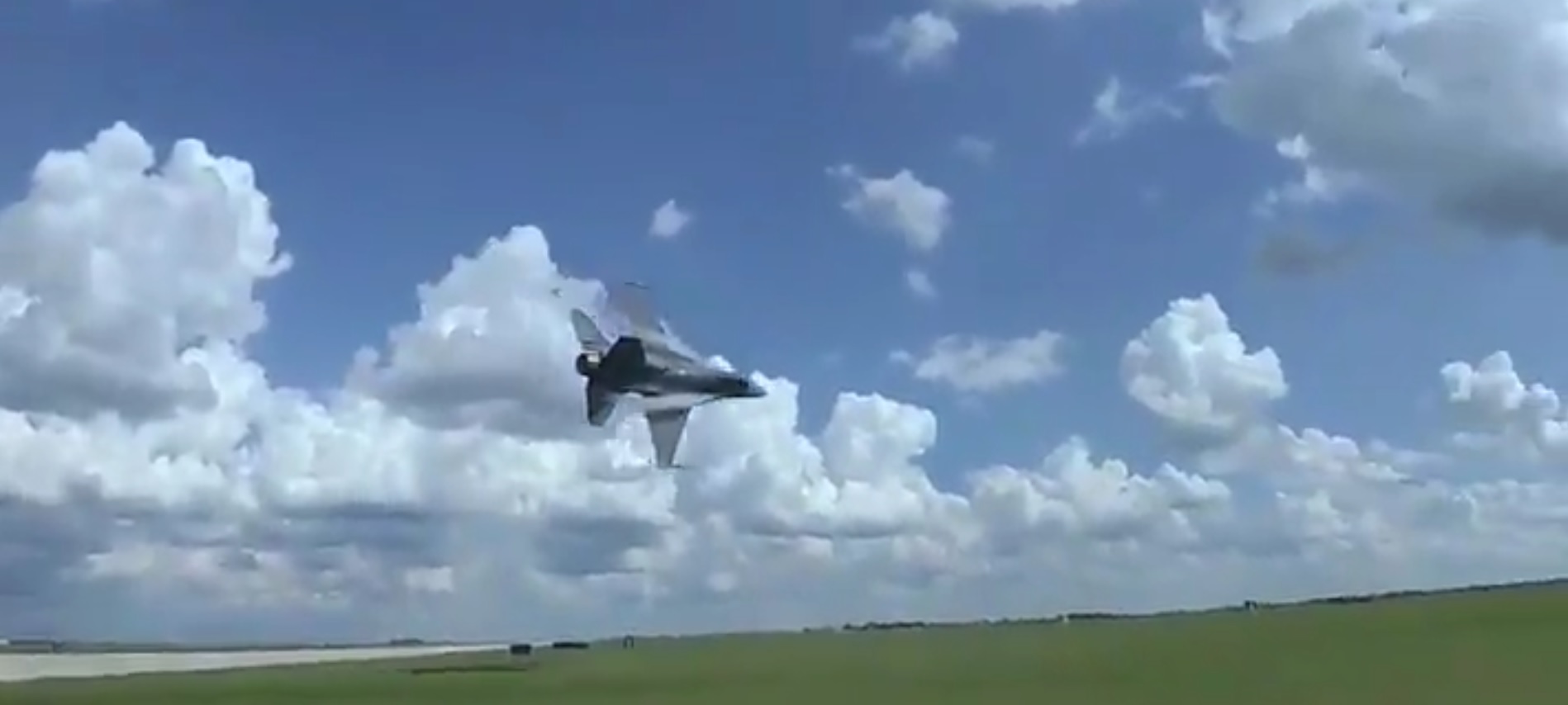 Η τρομακτική στιγμή που F-16 πραγματοποιεί πτήση ελάχιστα μέτρα από το έδαφος [vid]