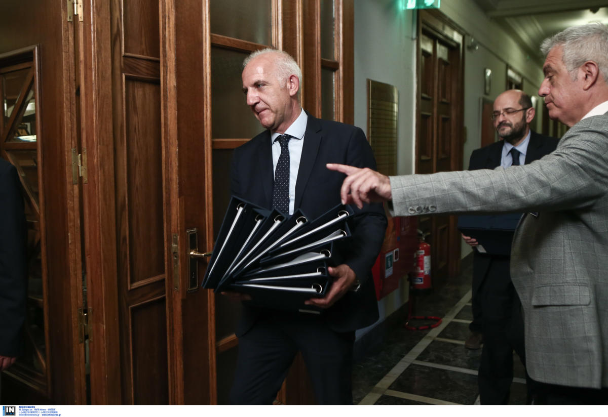 Υπουργικό: Ανοίξτε τον μπλε φάκελο που έδωσε στους υπουργούς ο Μητσοτάκης
