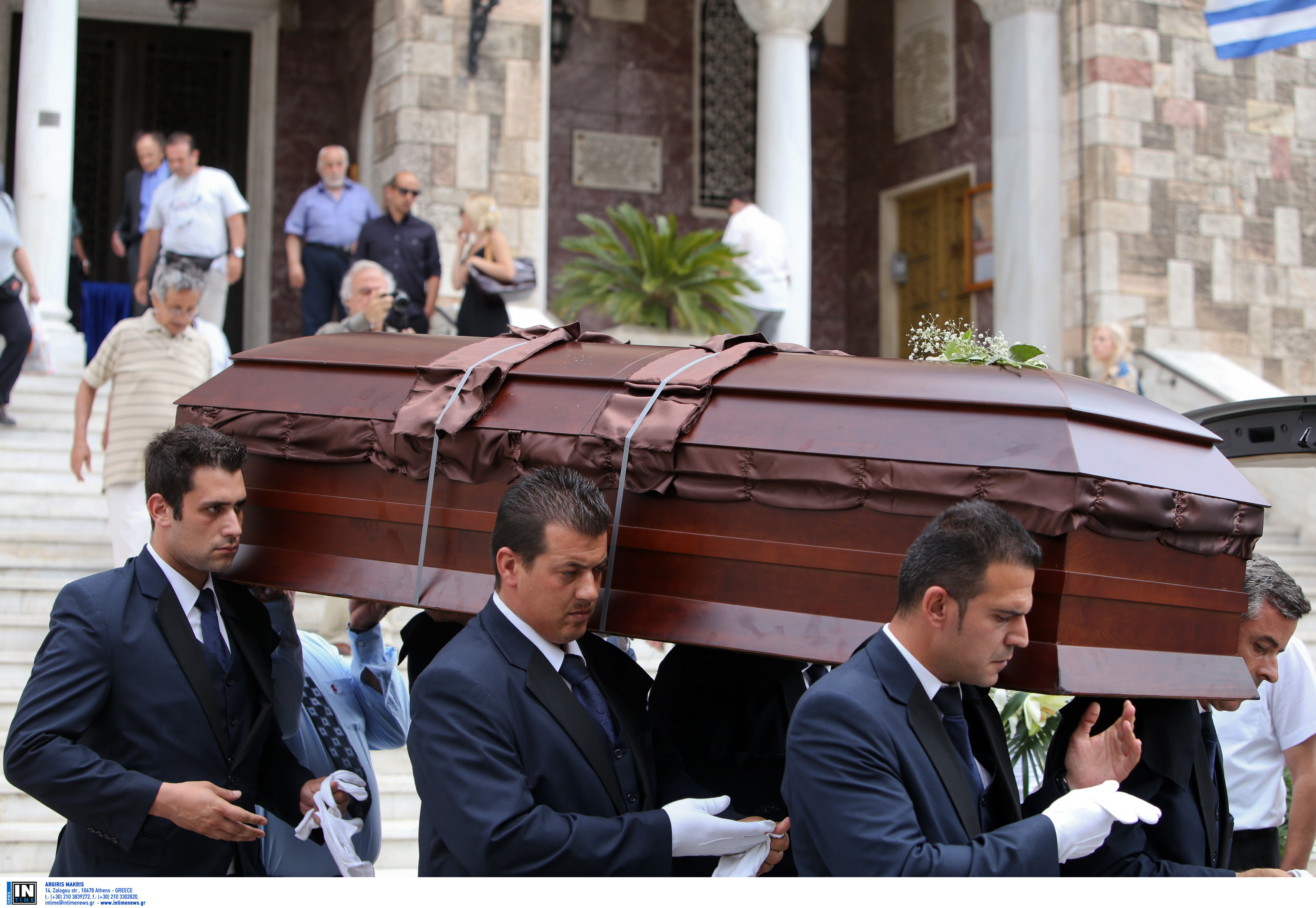 Ηράκλειο: Άνοιξαν το φέρετρο και “πάγωσαν” – Διακόπηκε η κηδεία – Πρωτοφανείς σκηνές στην εκκλησία!