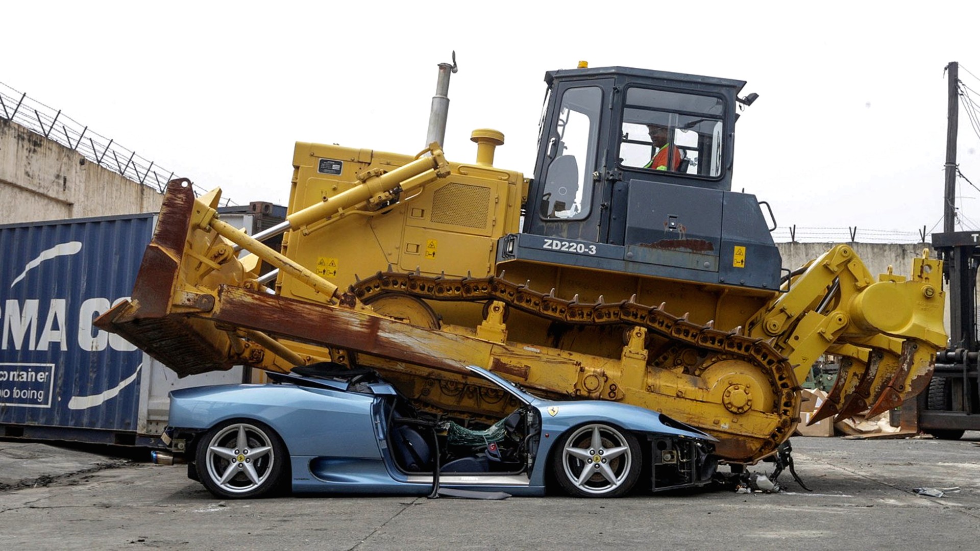 Έλιωσαν με μπουλντόζα μια Ferrari για παραδειγματισμό! [vid]