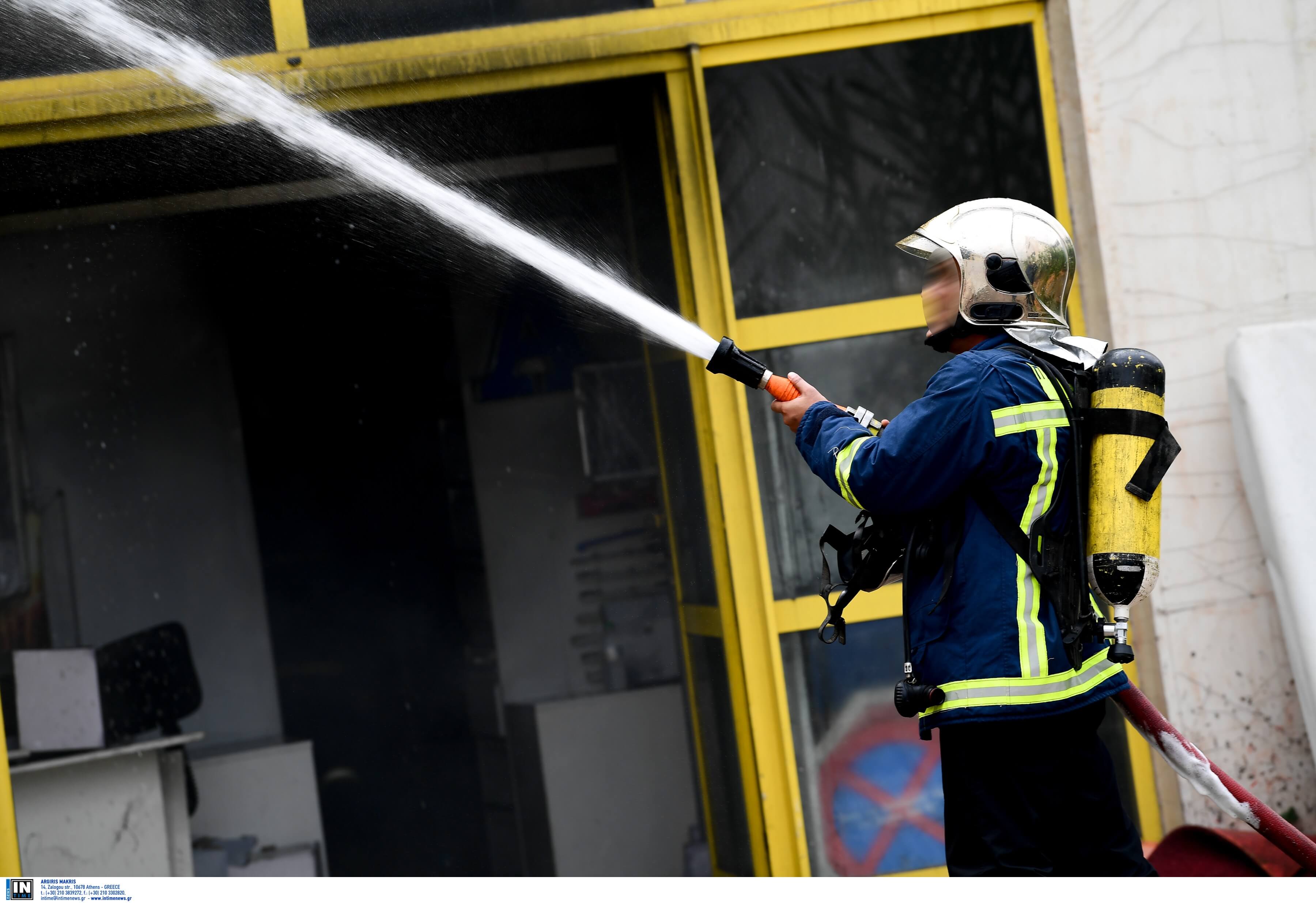 Φωτιά σε εγκαταλειμμένο εργοστάσιο στην Κόρινθο