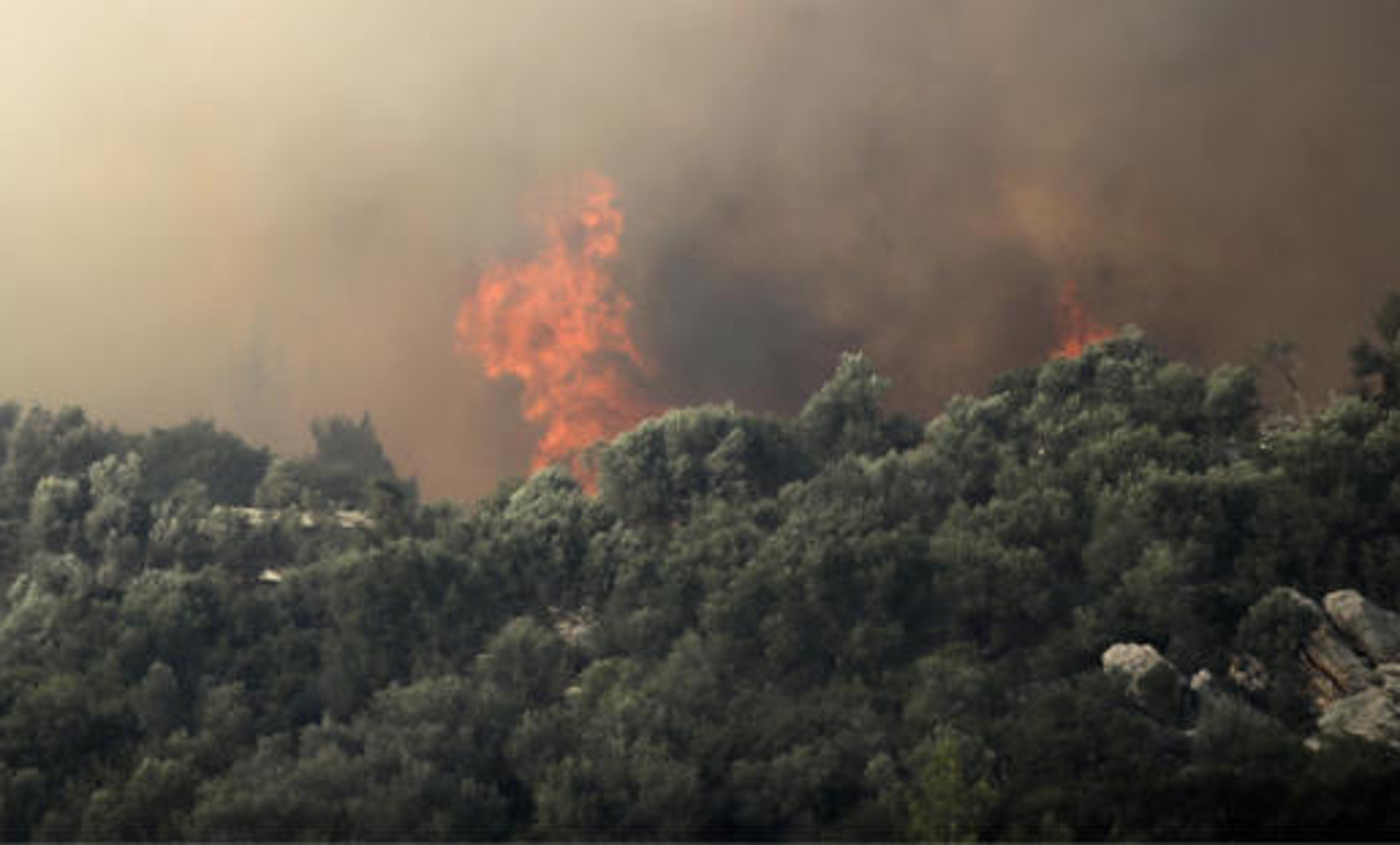 Υπό μερικό έλεγχο η φωτιά στον Κιθαιρώνα Αττικής