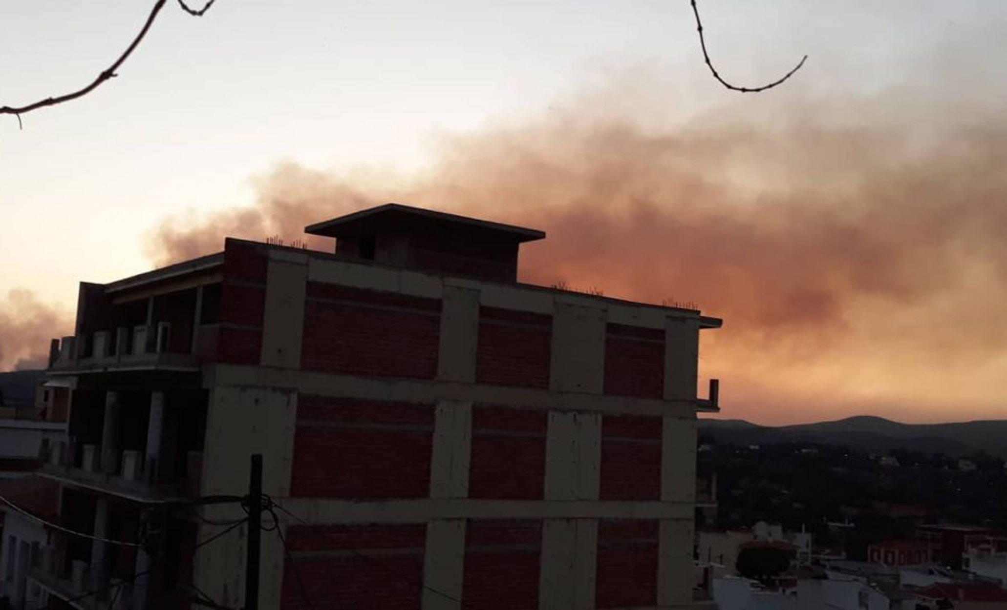 Φωτιά στην Εύβοια – Μάχη με τις φλόγες σε 3 μέτωπα – Εκκενώθηκαν χωριά