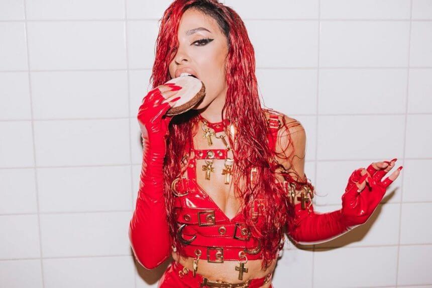 Ελένη Φουρέιρα: Εντυπωσιακή την παραλία, με κατακόκκινο μικροσκοπικό μπικίνι! [pics,vid]