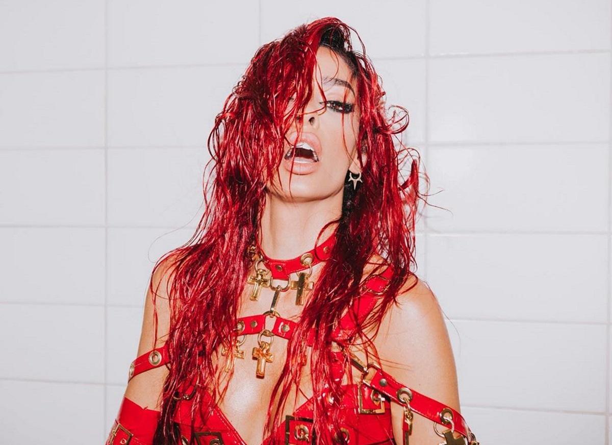 Ελένη Φουρέιρα: Οι πόζες της με το μπουρνούζι που ανέβασαν το θερμόμετρο στα ύψη!