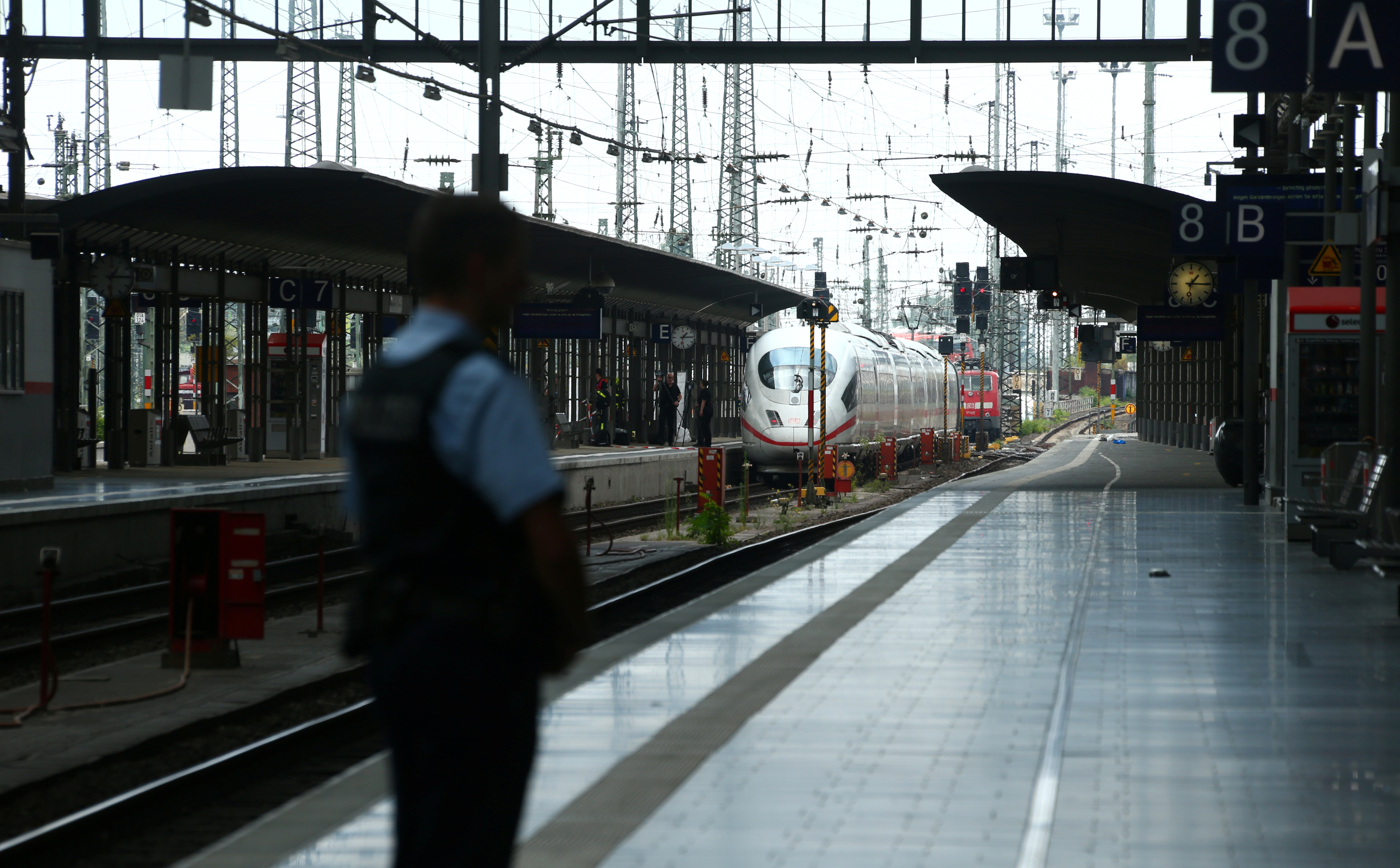 Φρανκφούρτη: Έσπρωξε μητέρα και παιδί στις γραμμές του τρένου! Φρικτός θάνατος για τον 8χρονο