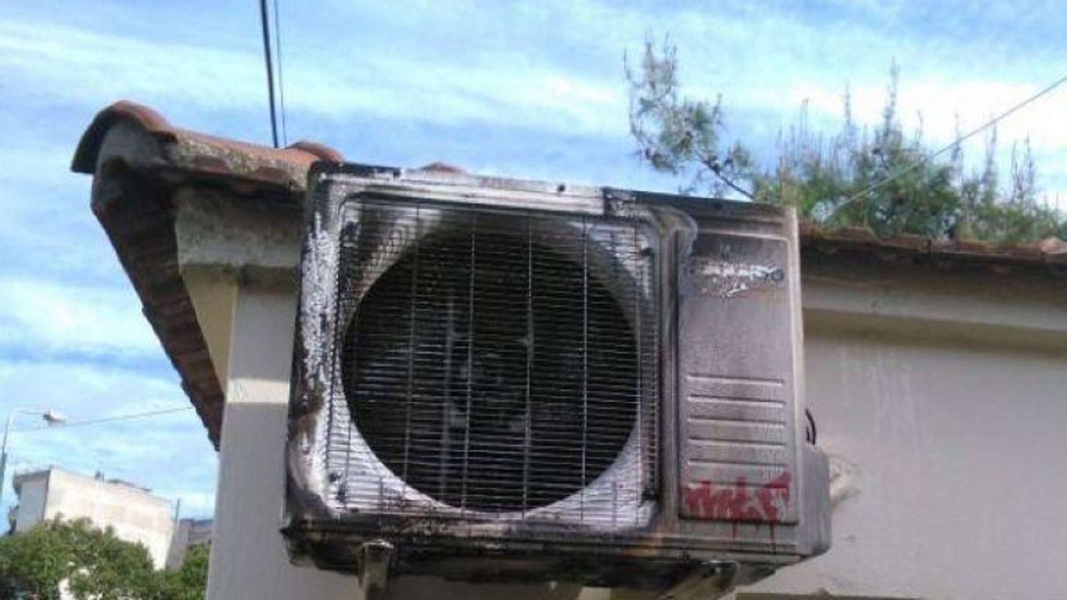 Τα κλιματιστικά πήραν φωτιά στην… κυριολεξία! Στο πόδι όλη η γειτονιά στον Άγιο Νικόλαο