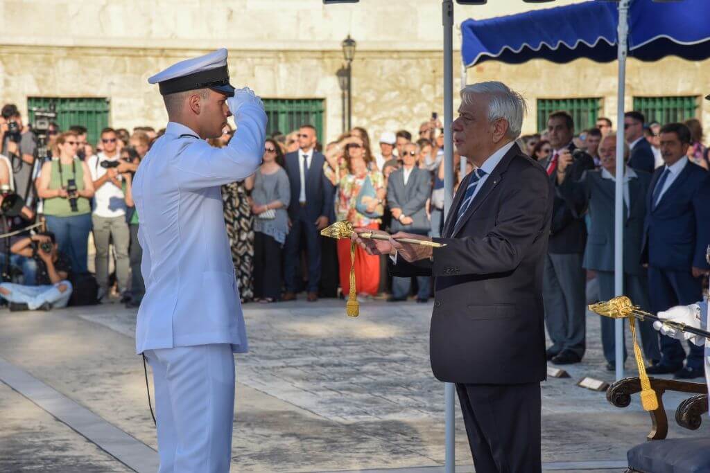 Ο Προκόπης Παυλόπουλος παρέδωσε τα ξίφη στους Σημαιοφόρους του ΠΝ παρουσία Αποστολάκη [pics]