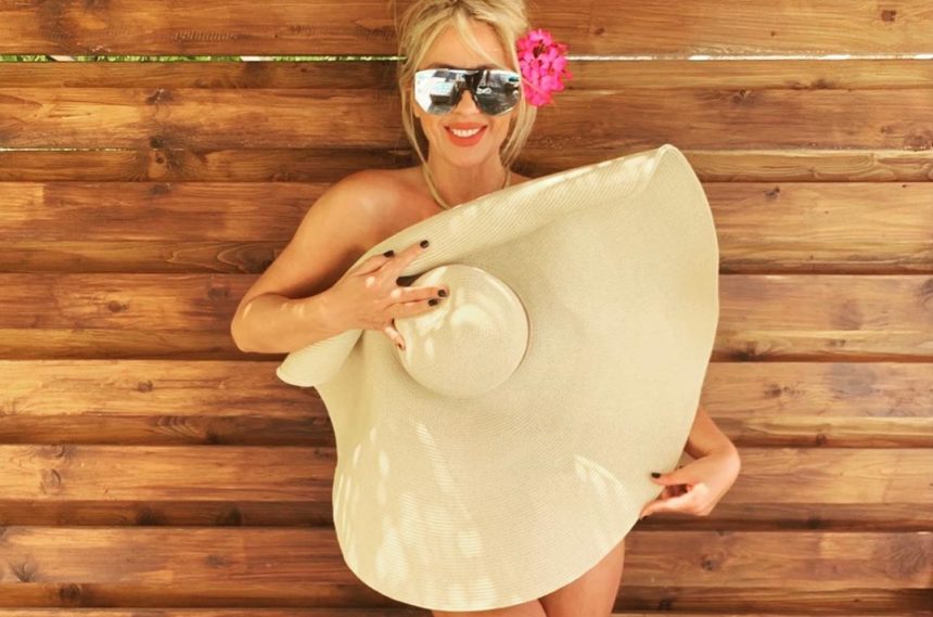 Γωγώ Μαστροκώστα: Απολαμβάνει τις διακοπές της στην Λευκάδα και… κολάζει με το απίστευτο κορμί της! Φωτογραφίες