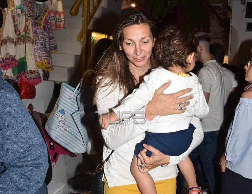 Φανή Χαλκιά: Βόλτες με τον γιο της στην Μύκονο! Φωτογραφίες