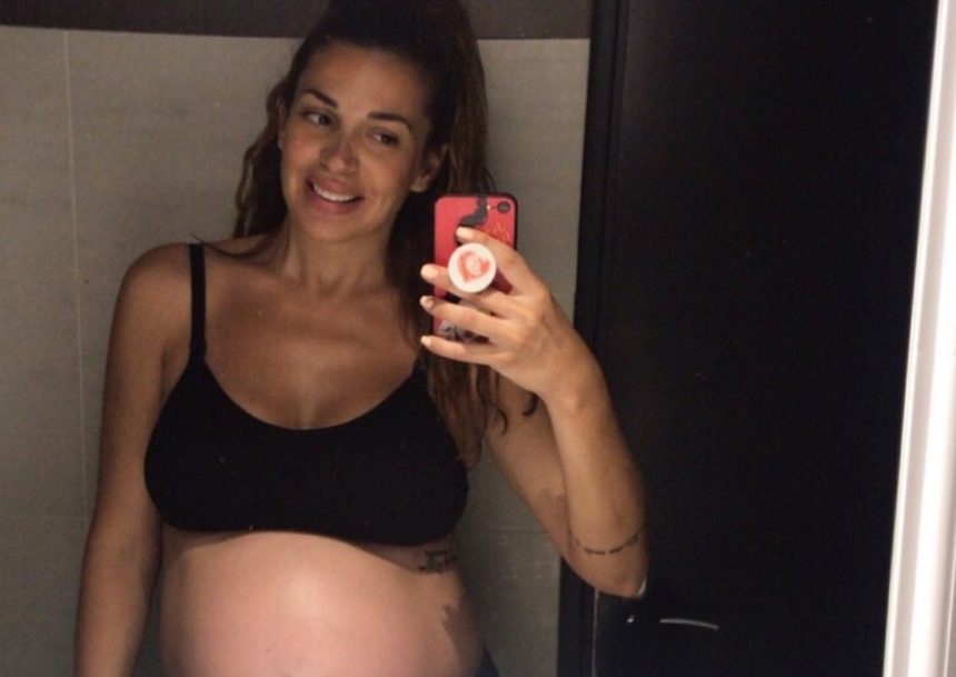 Η εγκυμονούσα Ελένη Χατζίδου κάνει ένεση στην κοιλιά της για την θρομβοφιλία και μας το δείχνει [pic]