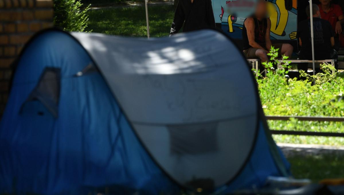 Άστεγοι έστησαν σκηνές έξω από το μουσείο Πράδο – Ζητούν να τους δοθεί στέγη