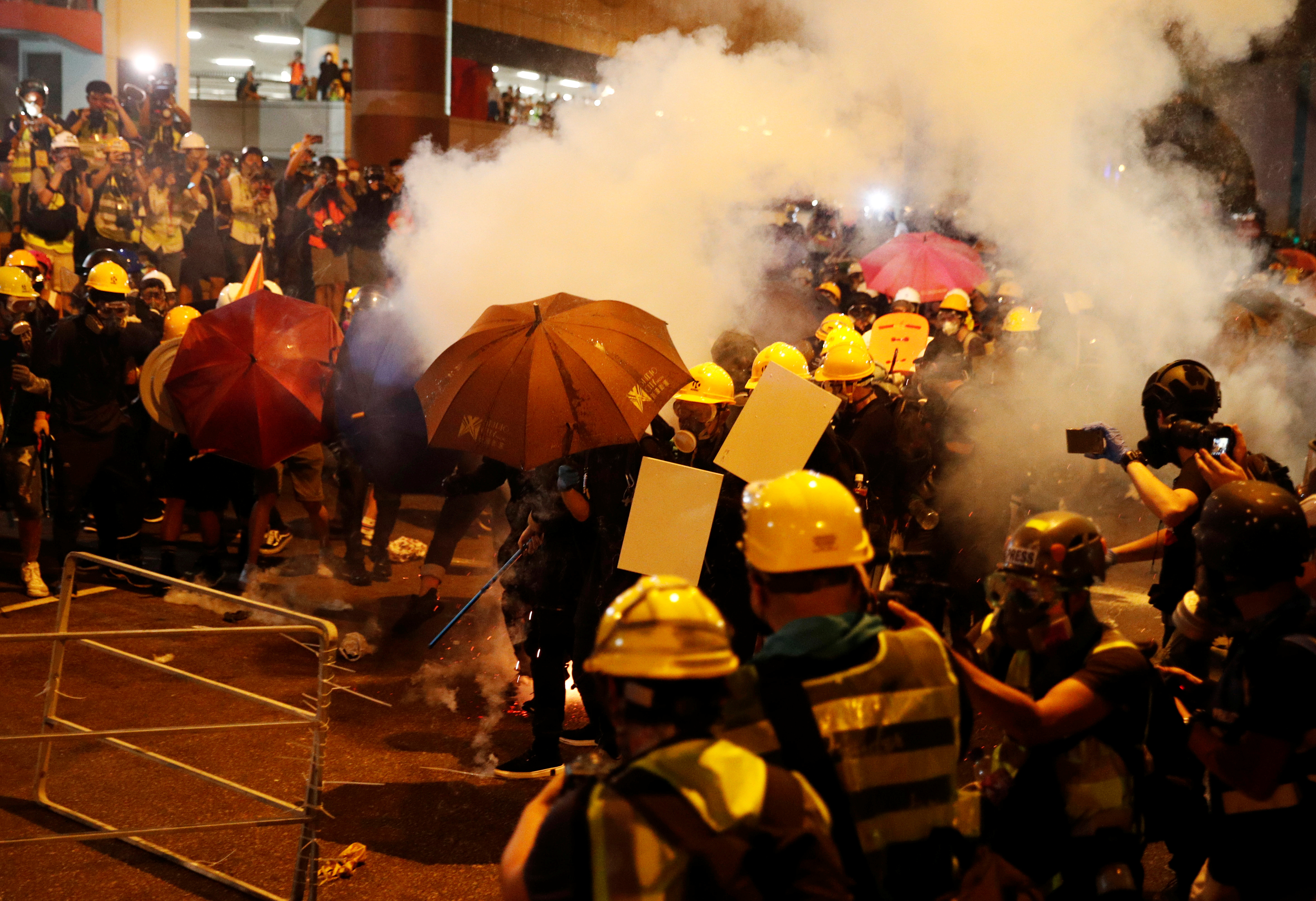 Χονγκ Κονγκ: Χρήση δακρυγόνων από την αστυνομία για να διαλύσει διαδηλωτές [pics]