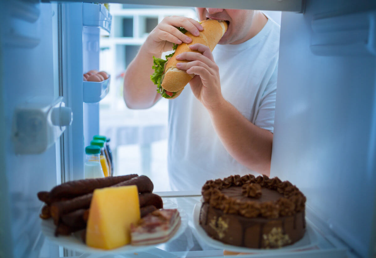 Binge eating: Τι είναι η Διαταραχή Επεισοδιακής Υπερφαγίας – Συμπτώματα και αντιμετώπιση