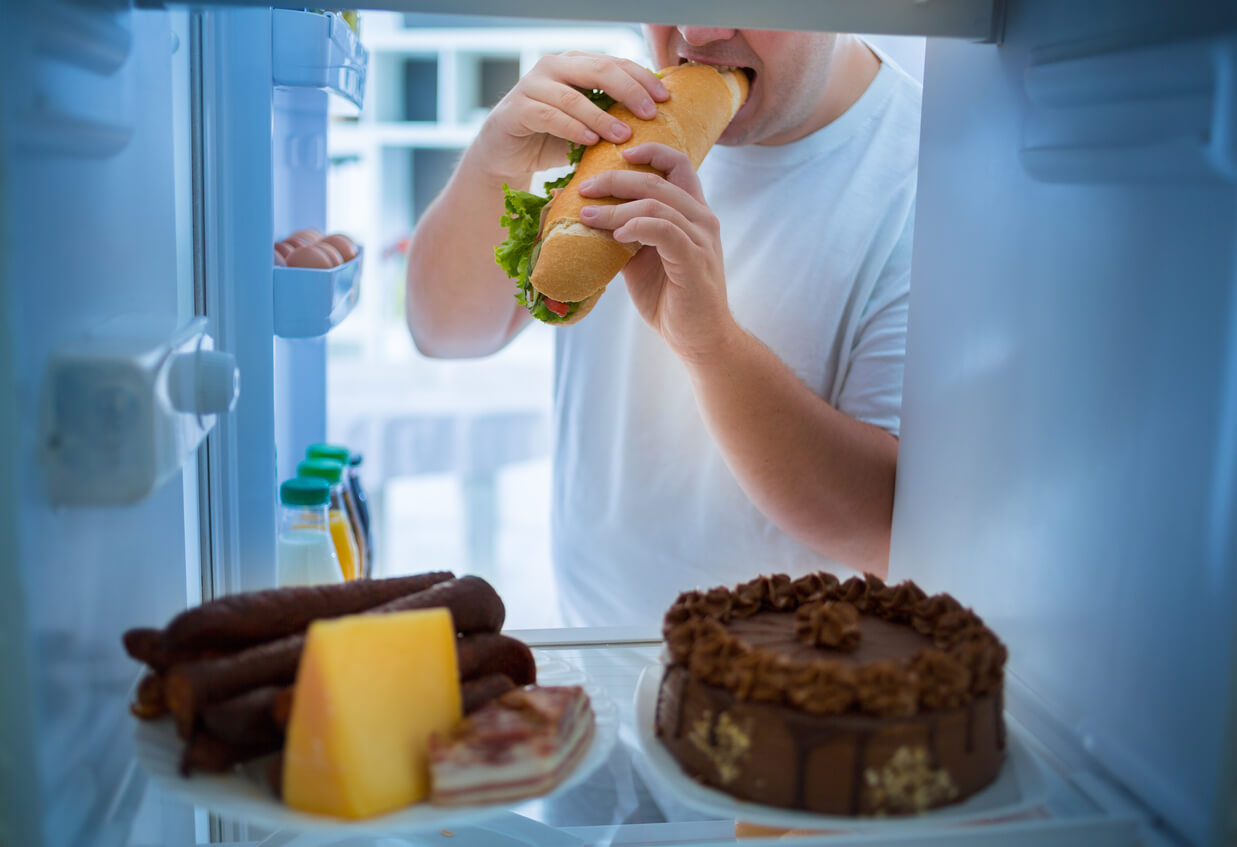 Binge eating: Τι είναι η Διαταραχή Επεισοδιακής Υπερφαγίας – Συμπτώματα και αντιμετώπιση