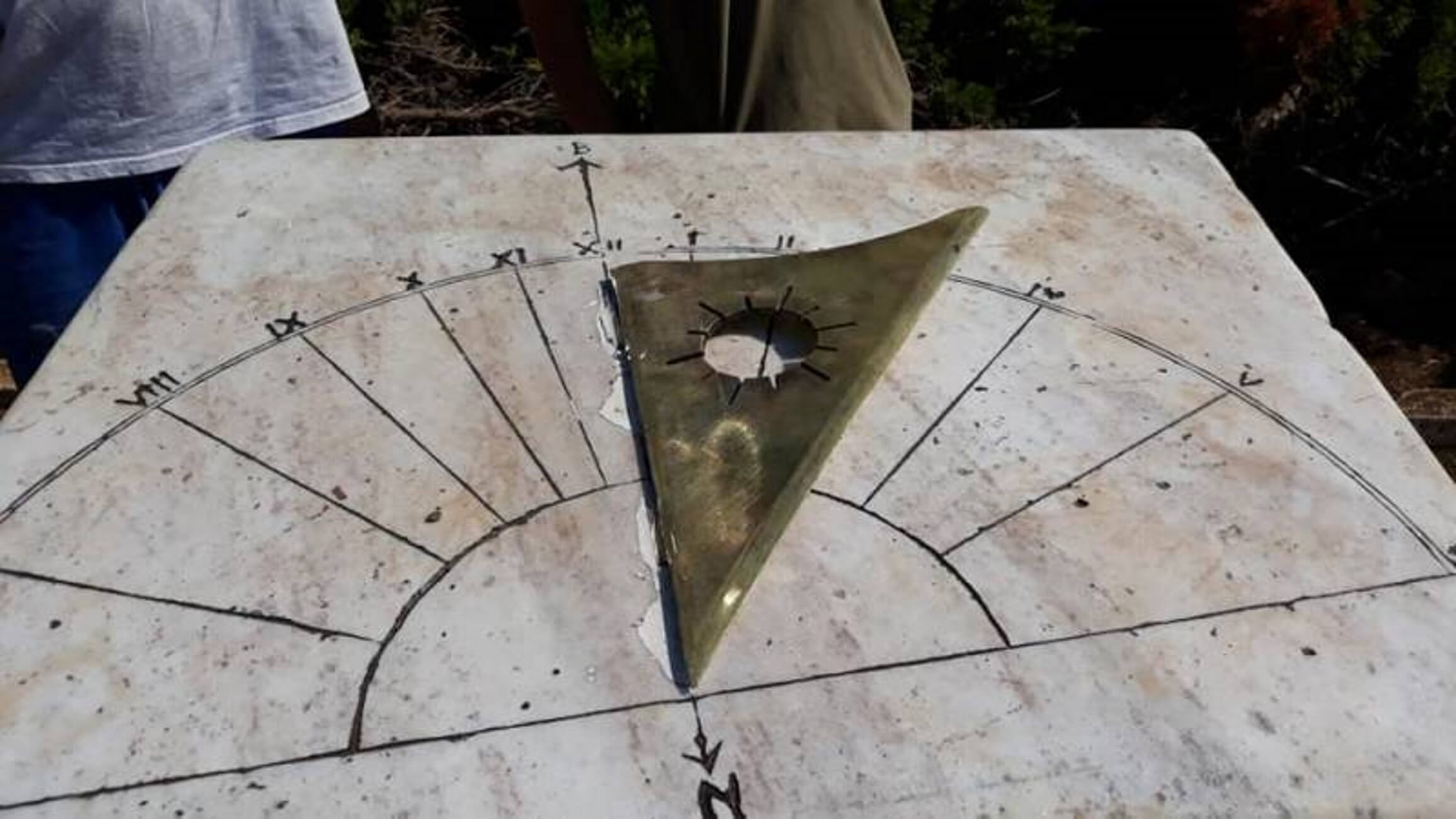 Μεσσηνία: Κατέστρεψαν το ηλιακό ρολόι στα Φιλιατρά 24 ώρες μετά την επισκευή του – “Λυπηρό και αχαρακτήριστο”!