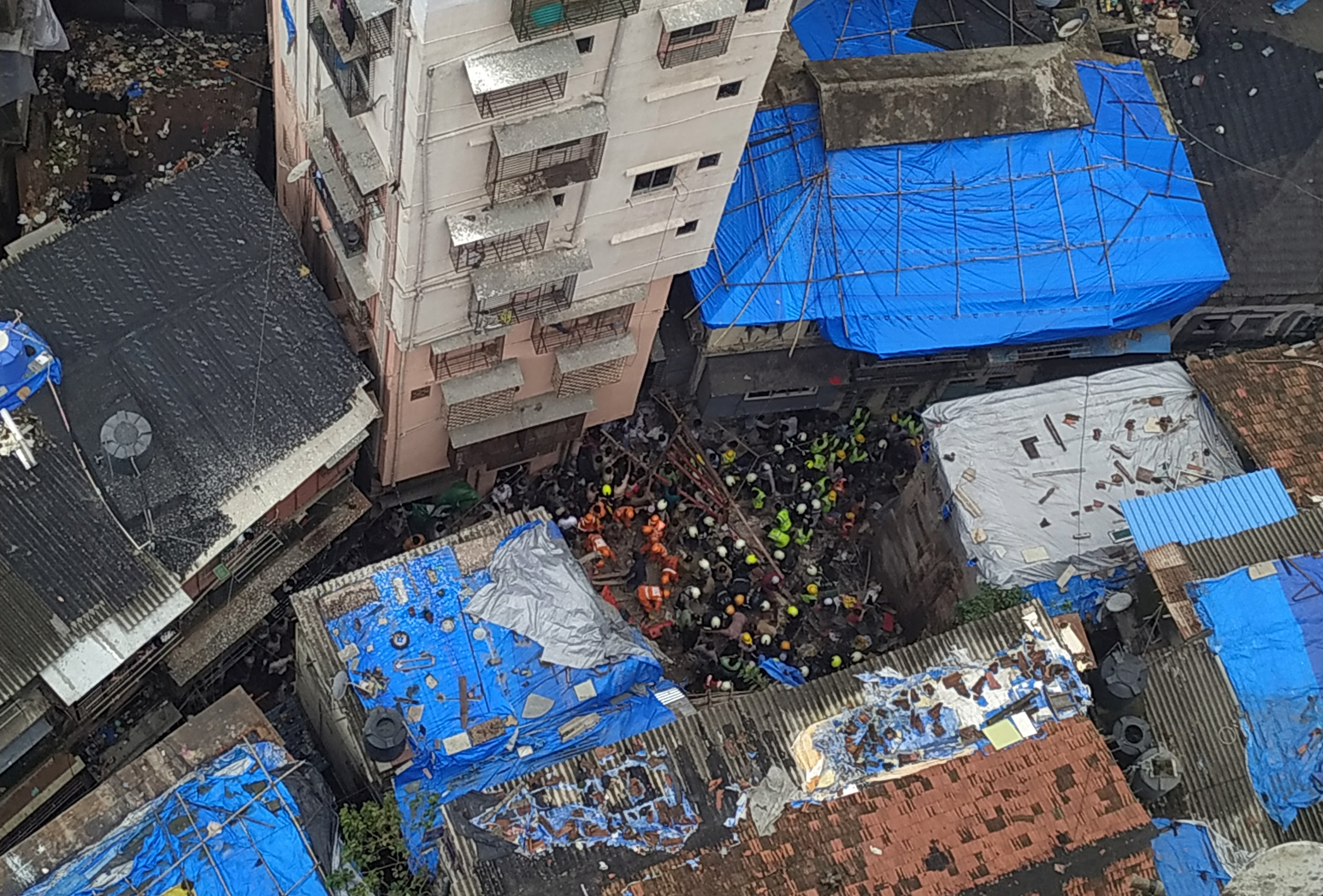 Ινδία: 4 νεκροί από την κατάρρευση κτιρίου στην Βομβάη – Ήταν μόλις… 100 χρονών [pics]