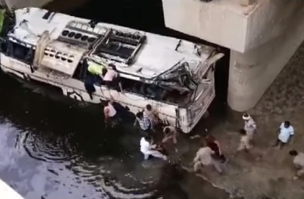 Ινδία: Τραγωδία με πτώση λεωφορείου από γέφυρα – Πολλοί οι νεκροί, δεκάδες οι τραυματίες