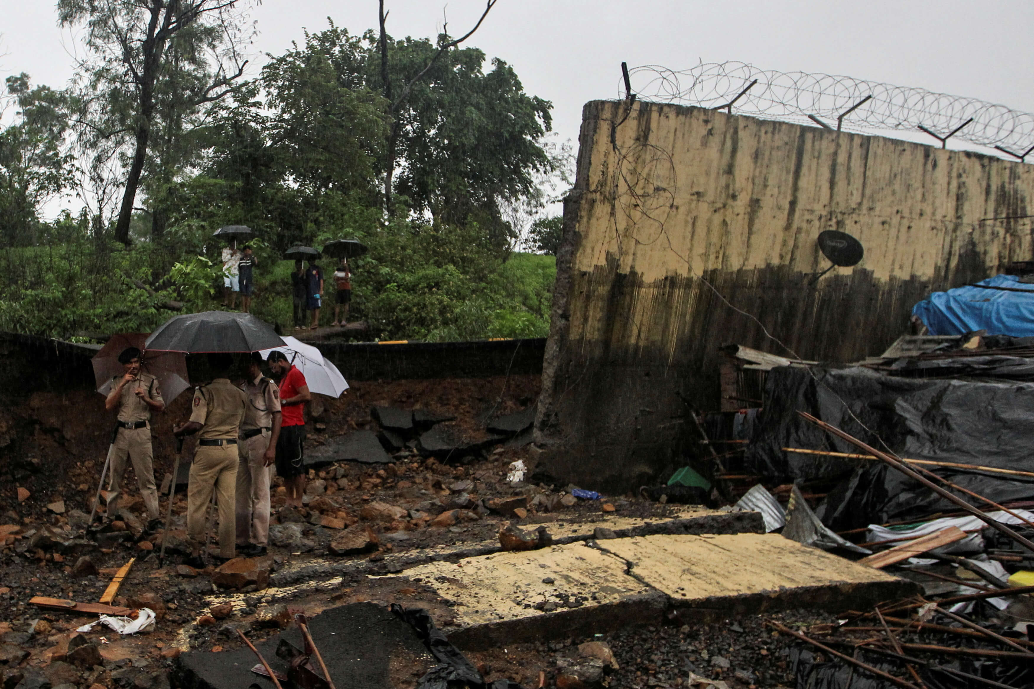 Ινδία: Τοίχος κατέρρευσε πάνω σε παράγκες στην Βομβάη – 15 νεκροί [pics]