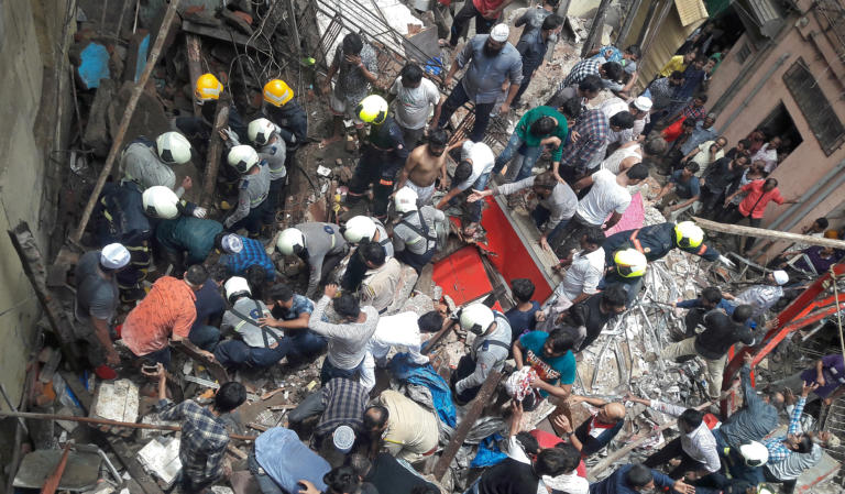 Δεκάδες εγκλωβισμένοι μετά την κατάρρευση κτιρίου στη Βομβάη – Pics, video