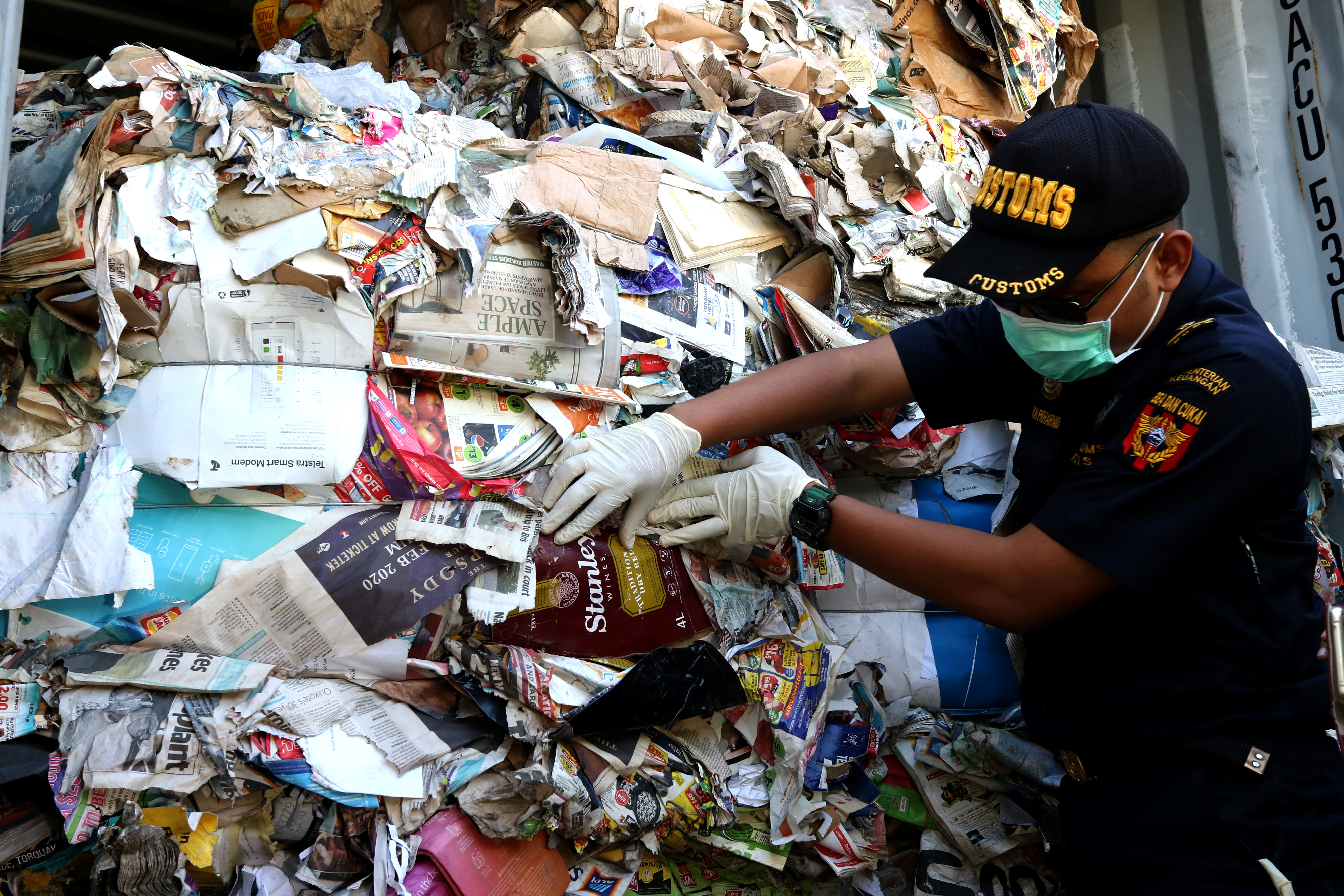 Η Ινδονησία στέλνει σε Γαλλία και Χονγκ Κονγκ τα… σκουπίδια τους