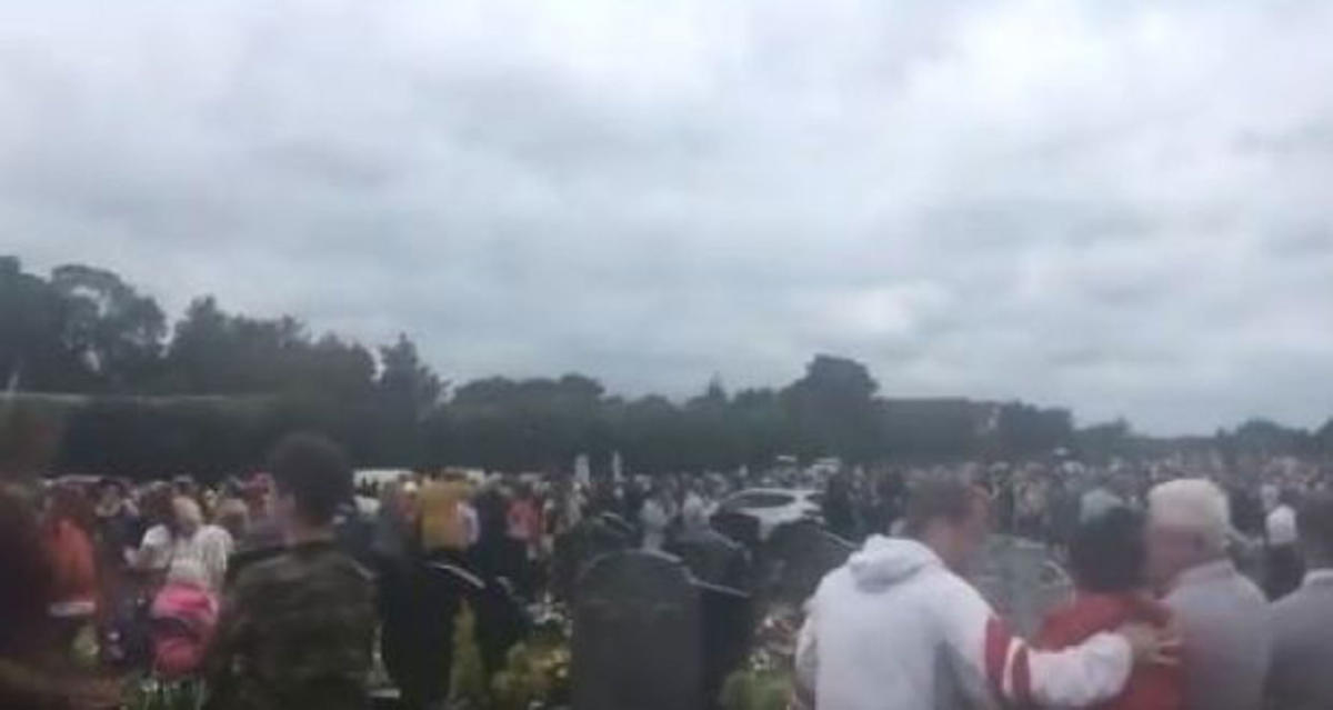 Τρόμος σε νεκροταφείο στην Ιρλανδία – Αυτοκίνητο έπεσε πάνω σε κόσμο! Video