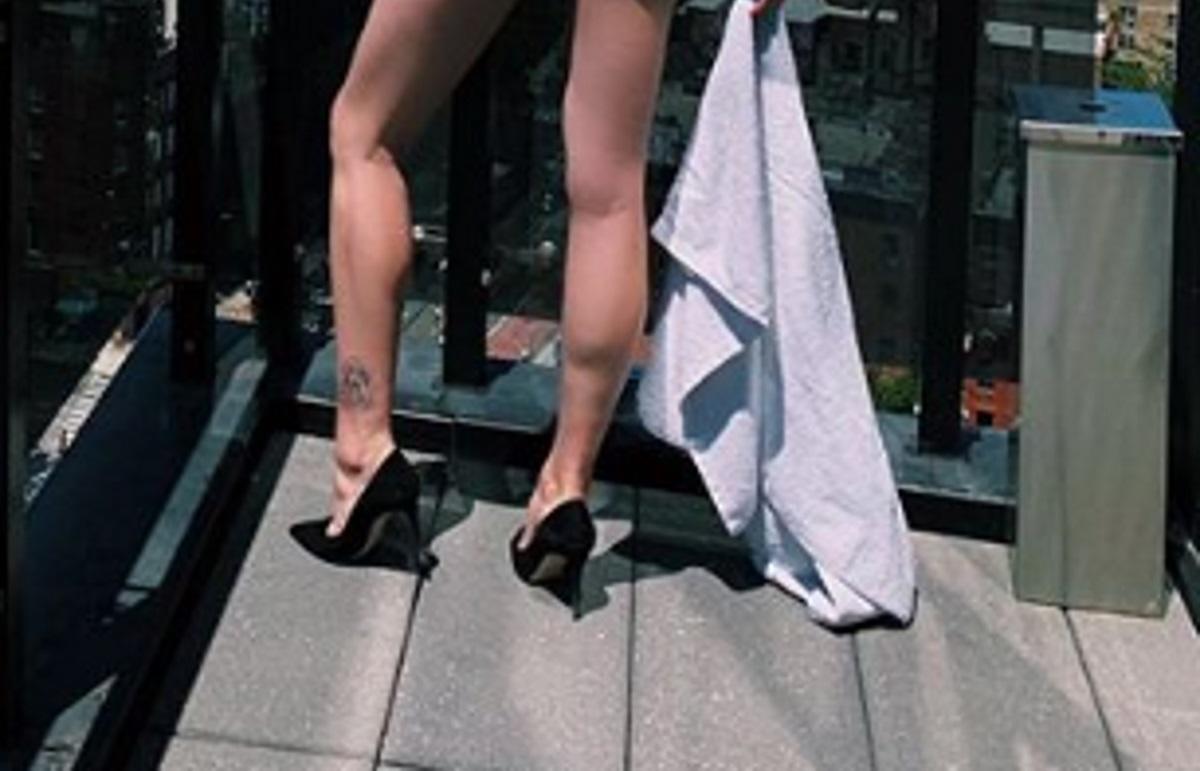 Πέταξε τα ρούχα της και βγήκε γυμνή στο μπαλκόνι του ξενοδοχείου! [pic]