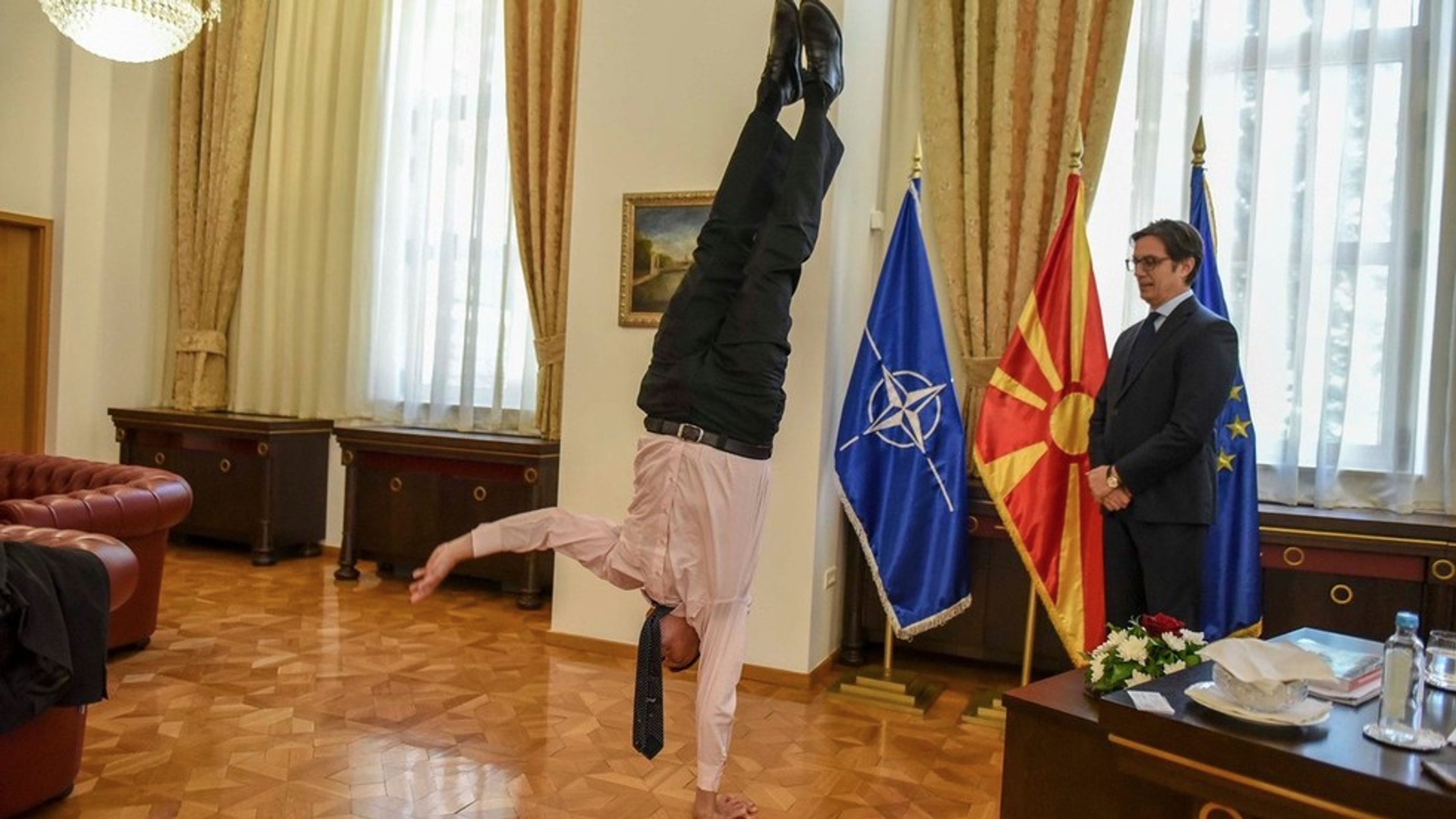 Έκανε κατακόρυφο μπροστά στον Πρόεδρο της Βόρειας Μακεδονίας