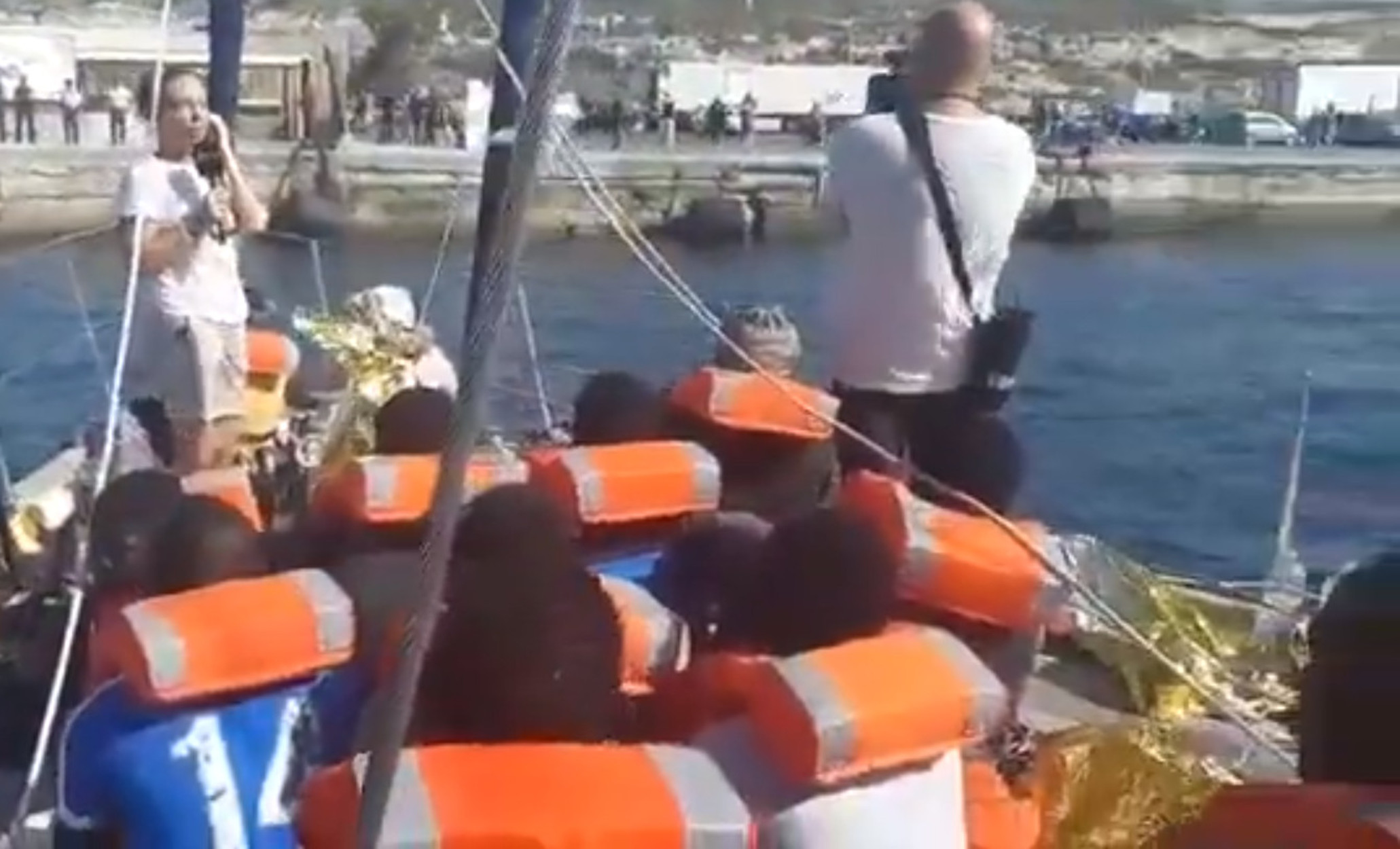 Ιταλία: Έλληνας διασώστης κόντρα στον Σαλβίνι! Έδεσε στην Λαμπεντούζα το πλοίο που επιβαίνει – video