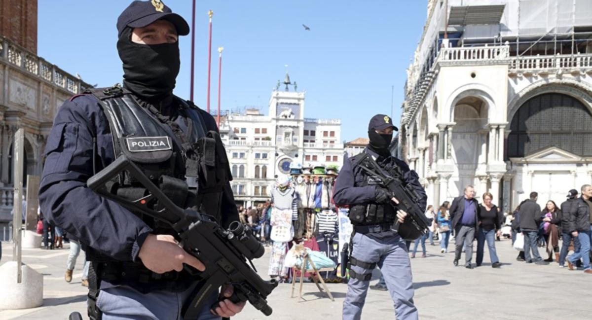 Συλλήψεις και κατασχέσεις ναζιστικού υλικού και οπλοστασίου στο Τορίνο