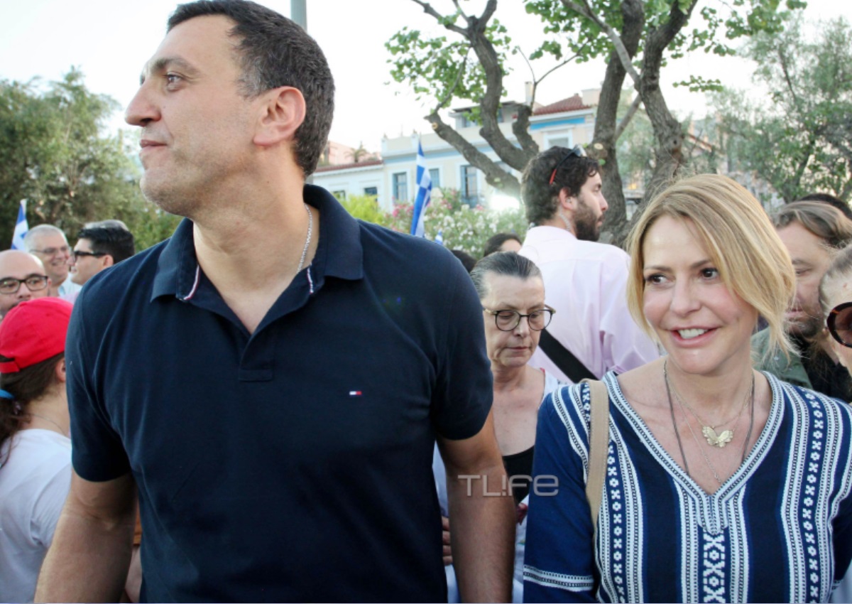 Τζένη Μπαλατσινού – Βασίλης Κικίλιας: Με casual look στην τελευταία ομιλία του Κυριάκου Μητσοτάκη στο Θησείο! [pics]