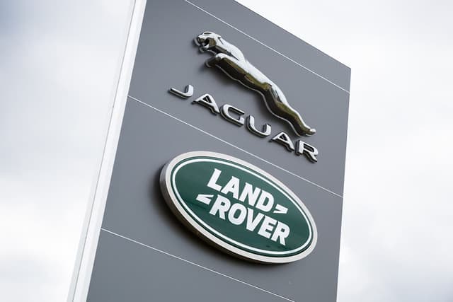 Jaguar Land Rover: Mε ζημιές και πτώση πωλήσεων έκλεισε το πρώτο εξάμηνο της χρονιάς