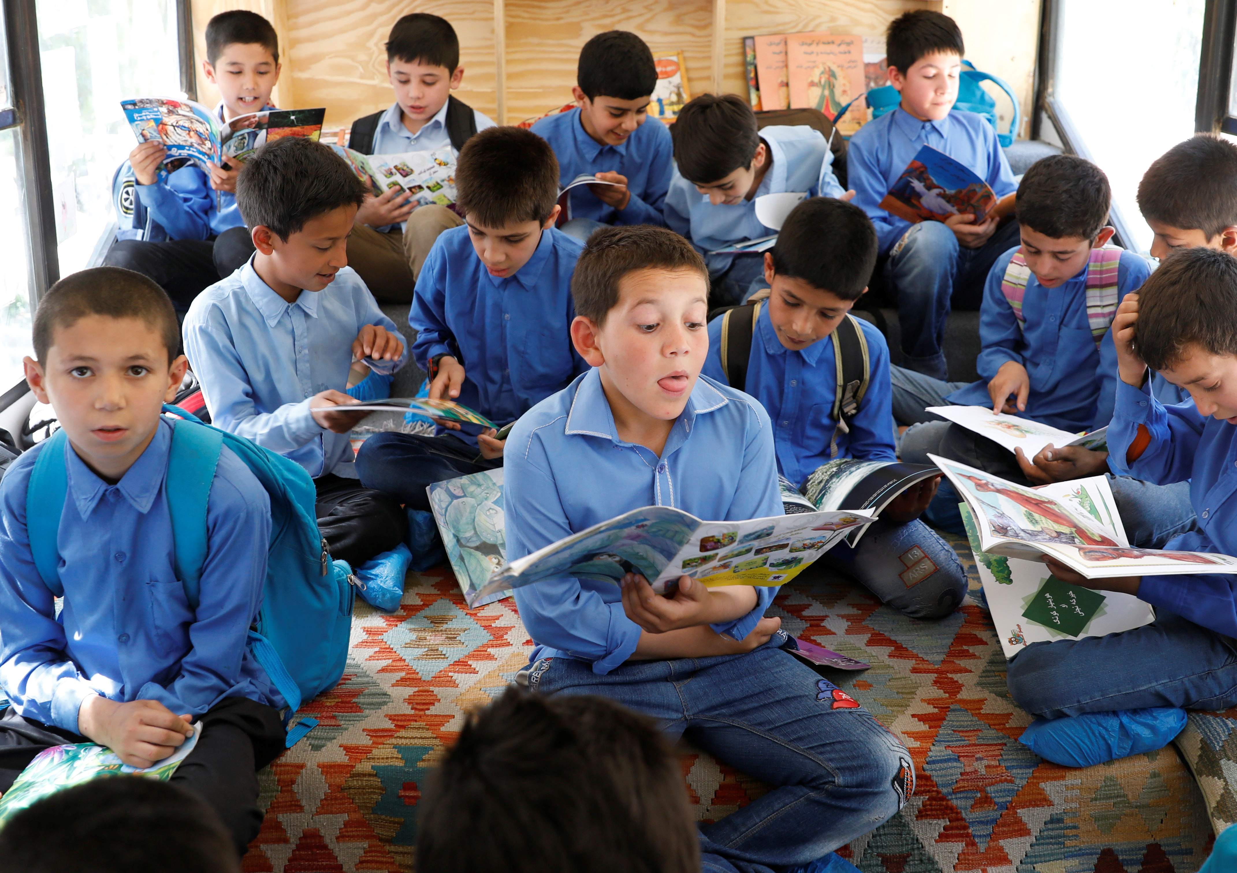 Λεωφορεία – κινητές βιβλιοθήκες στην Καμπούλ!