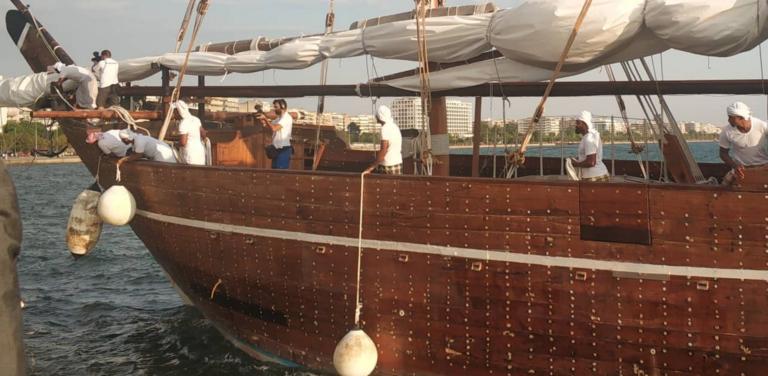 Εντυπωσιακές εικόνες από ξύλινο σκάφος – μουσείο του Κατάρ στη Θεσσαλονίκη! video