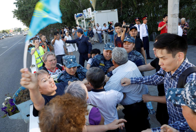 Καζακστάν: Δεκάδες συλλήψεις διαδηλωτών στην Αστάνα και στην Άλμα Ατά