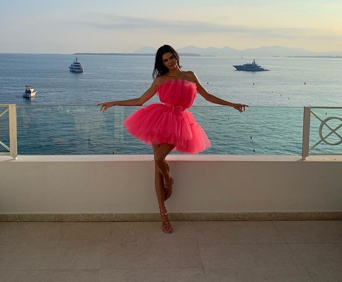 Η Kendall Jenner στην Μύκονο! Χορεύει συρτάκι και σπάει πιάτα σαν Ελληνίδα