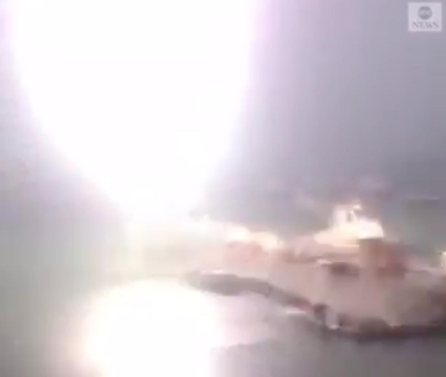Η στιγμή που κεραυνός χτυπάει σκάφος! Σοκαριστικό βίντεο