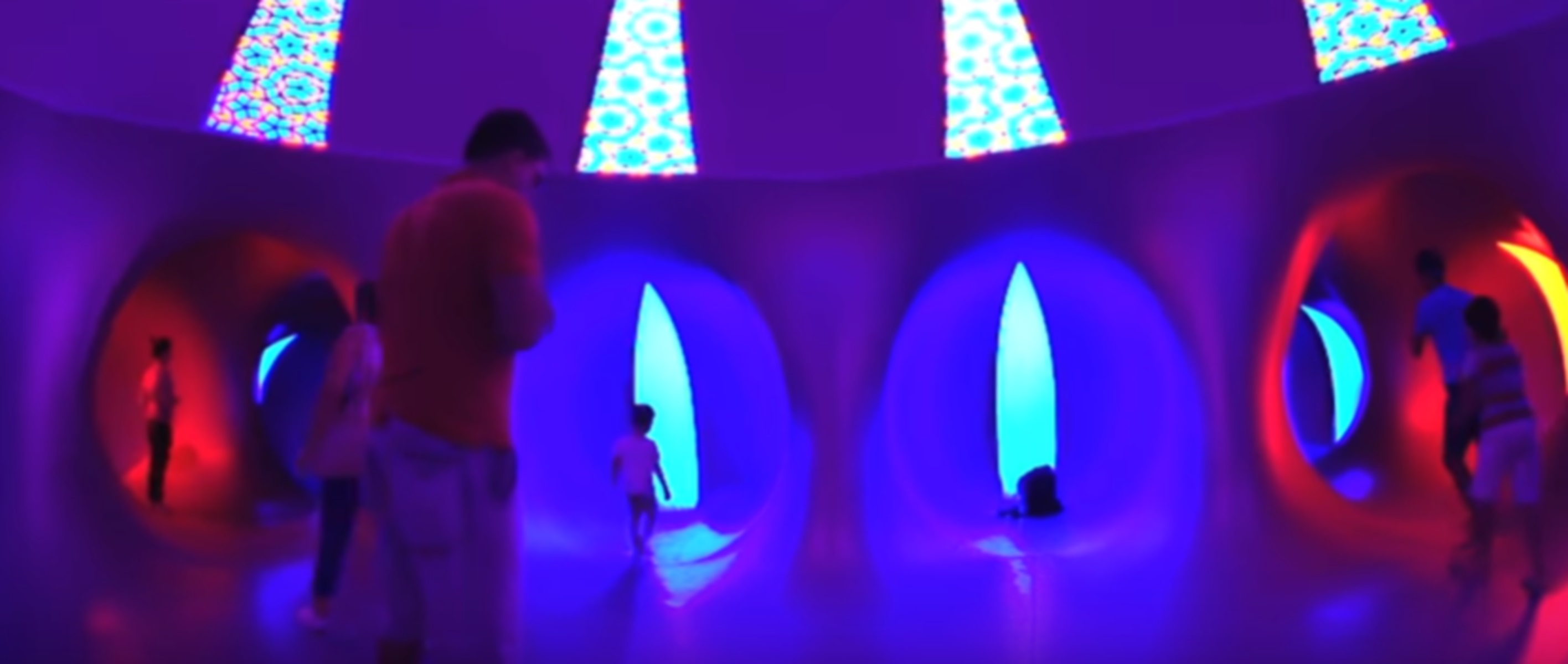 Daedalum: Ένας φουσκωτός λαβύρινθος για το “φαινόμενο του φωτός”! Video