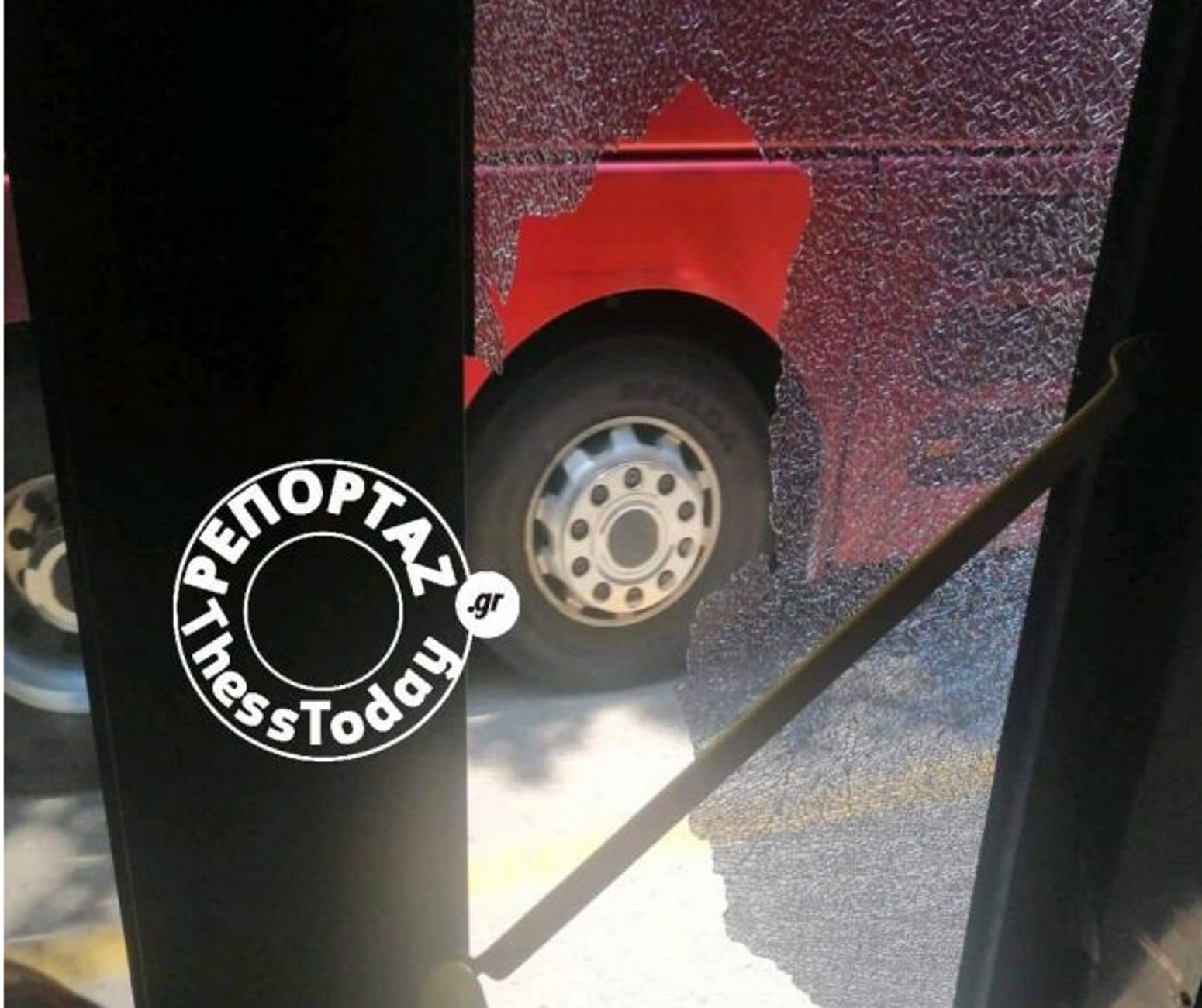 Θεσσαλονίκη: Έσπασε το τζάμι της πόρτας λεωφορείου – Ο οδηγός τράβηξε χειρόφρενο και κατέβασε τους επιβάτες – video