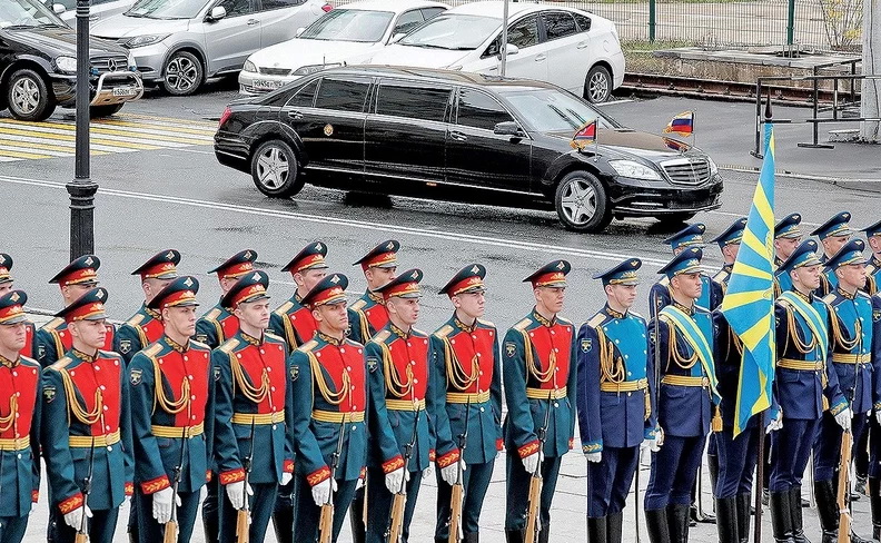 Λύθηκε το μυστήριο: Έτσι φτάνουν στα χέρια του ηγέτη της Βόρειας Κορέας οι πολυτελείς λιμουζίνες!